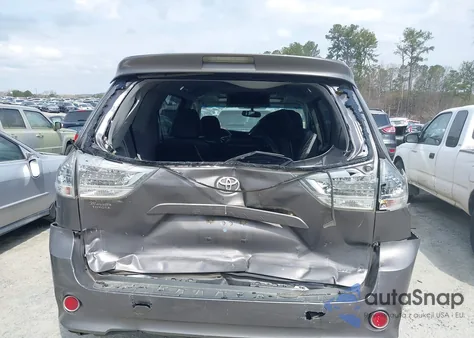 2015 Toyota Sienna Se Premium 8 Passenger z USA, uszkodzony, nr VIN 5TDXK3DCXFS634291